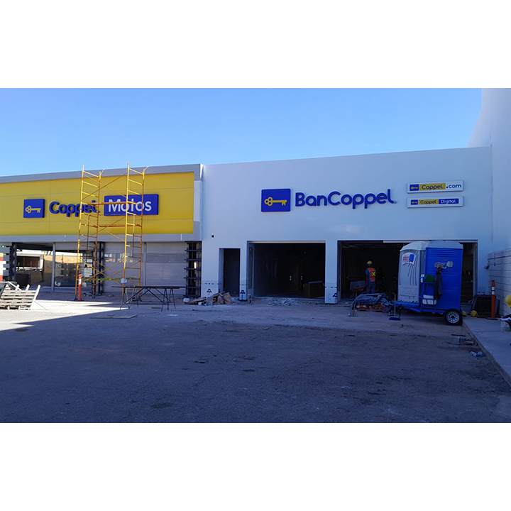 Revestimiento de fachada blanco y amarillo